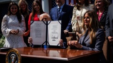 Ο Τραμπ υπέγραψε νομοσχέδιο για την καταπολέμηση των deepfakes και της εκδικητικής πορνογραφίας 