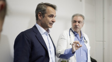 Επίσκεψη Μητσοτάκη στον Ευαγγελισμό: Ενημερώθηκε για το «βραχιολάκι» στο ΤΕΠ 