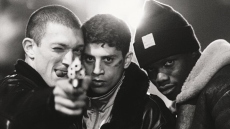 30 χρόνια από το «Μίσος», κι ακόμα μίσος: Η μυθική γαλλική ταινία που παίζεται ξανά και παραμένει επίκαιρη