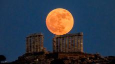 Μαγευτικές εικόνες στο Σούνιο: Η Πανσέληνος της Φράουλας φωτίζει τον ναό του Ποσειδώνα