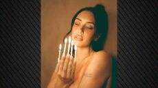 H Στέισι Καρανικολάου ποζάρει τόπλες για τα γενέθλιά της
