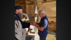 Ο Μελ Γκίμπσον στο Άγιον Όρος δέχεται αγιασμό από Ορθόδοξο μοναχό - Δείτε βίντεο