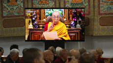 Δαλάι Λάμα εις διπλούν: Στα 90 του, ο κατά κόσμον Τενζίν Γκιάτσο προετοιμάζει τον διάδοχό του... αλλά το ίδιο κάνει και η Κίνα - Μπορεί να είναι κορίτσι;