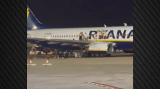 Πανικός σε πτήση της Ryanair από λάθος συναγερμό για φωτιά: Επιβάτες πήδηξαν από το φτερό, 18 τραυματίστηκαν - Δείτε βίντεο
