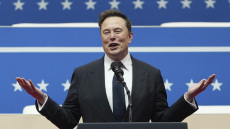 Ο Έλον Μασκ εξέφρασε την υποστήριξή του σε διαδήλωση κατά των μεταναστών στην Ιαπωνία