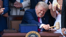 Νέα σύγχυση προκαλεί ο Τραμπ με τους δασμούς: Οι επιστολές στέλνονται σήμερα αλλά θα ισχύουν από 1η Αυγούστου