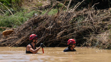 Η Ισπανία πνίγεται από τις πλημμύρες, η Βρετανία καίγεται από τη ζέστη - Εικόνες αποκάλυψης σε δημοφιλή θέρετρα