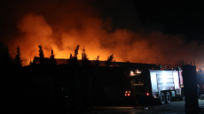 Μαίνεται η φωτιά στη ΒΙΠΕ Σίνδου στη Θεσσαλονίκη - Δείτε βίντεο και φωτογραφίες