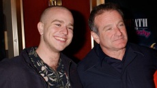 Συγκινεί ο γιος του Ρόμπιν Ουίλιαμς με όσα έγραψε για την απώλεια του πατέρα του - «Ζούσε για να κάνει τους ανθρώπους να νιώθουν ότι τους βλέπουν»