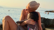 Η Χριστίνα Κοντοβά φωτογραφίζεται με την κόρη της στην Αίγινα