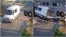 Βίντεο: Φορτηγάκι παγιδεύτηκε ανάμεσα σε μπάρες διάβασης και παρασύρθηκε από τρένο στην Πολωνία