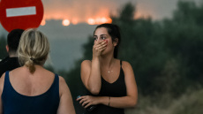 Φωτιά στην Αχαΐα: Καίγονται εργοστάσια και βιοτεχνίες, εκκενώθηκαν μεγάλοι οικισμοί και δύο κέντρα Υγείας