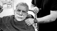 Ο Γιώργος Μαζωνάκης πήγε για κούρεμα λίγες ημέρες μετά το εξιτήριο από το Δρομοκαΐτειο