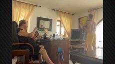 Γιάννης Πάριος: Η στιγμή που σταυρώνει τον Χάρη Βαρθακούρη και την εγγονή του - Δείτε βίντεο