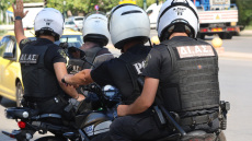 Αναστάτωση στη Λάρισα από συμμορία με βαριοπούλες που χτύπησε βενζινάδικα, κάβα και κομμωτήριο
