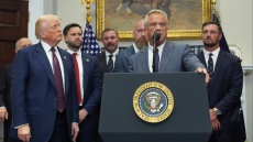 Ο Λευκός Οίκος υπερασπίζεται τον Κένεντι εν μέσω αναταραχής στο CDC: «Είναι ένα κόσμημα αυτής της κυβέρνησης»  