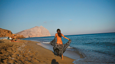 Η επιστροφή των γυμνιστών: Οδηγός για βουτιές ελευθερίας σε όλη τη χώρα, πού θα βρείτε τις παραλίες