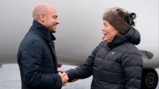 Ο ΥΠΕΞ της Γαλλίας επισκέπτεται τη Γροιλανδία για να εκφράσει την αλληλεγγύη του Παρισιού προς τον λαό του νησιού