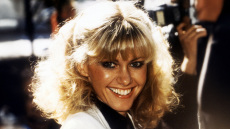 Η Ολίβια Νιούτον Τζον απέρριψε αρχικά το «Physical» γιατί θεώρησε προκλητικούς τους στίχους του τραγουδιού