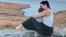 Η Ευρυδίκη Βαλαβάνη πόζαρε αγκαλιά με τον γιο της: Όλος ο κόσμος μου, έγραψε