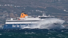 Η μάχη του Blue Star Naxos με τα άγρια κύματα - Δείτε βίντεο