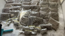 Εντοπίστηκαν περισσότερα από 22 κιλά κάνναβης μετά από αστυνομική επιχείρηση σε αποθήκη στο Μαρκόπουλο