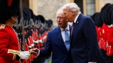 Παραιτήθηκε ο διευθυντής μουσείου που αντιτάχθηκε στο αίτημα του Τραμπ να δωρίσει σπαθί του Αϊζενχάουερ στον βασιλιά Κάρολο 