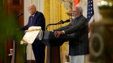 Ο Τραμπ διαβεβαιώνει ότι ο Μόντι του υποσχέθηκε πως θα πάψει να αγοράζει η Ινδία πετρέλαιο από τη Ρωσία 