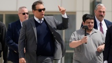 Ο Τραμπ βγάζει από τη φυλακή τον καταδικασμένο για διαφθορά Ρεπουμπλικάνο πρώην βουλευτή Τζορτζ Σάντος 