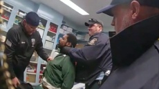 Σωφρονιστικός υπάλληλος στις ΗΠΑ κρίνεται ένοχος για ανθρωποκτονία με θύμα Aφροαμερικανό κρατούμενο - Δείτε βίντεο