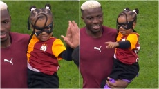 Η μικρή κόρη του Οσιμέν με τη μάσκα του μπαμπά της έκλεψε την παράσταση στο «Ραμς Παρκ» - Βίντεο
