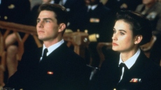 Η Μουρ δήλωσε ότι ο Κρουζ ήταν αμήχανος κατά τη διάρκεια της συνεργασίας τους στο «A Few Good Men» λόγω της εγκυμοσύνης της