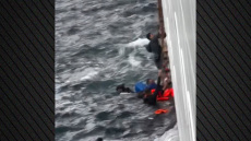 Η στιγμή που επιβάτες κρουαζιερόπλοιου σώζουν μετανάστες στη Μεσόγειο – Πάλευαν με τα κύματα για να ανέβουν στο πλοίο