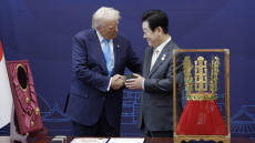 Χορευτές, μπαστούνια γκολφ και χρυσά στέμματα: Η θερμή υποδοχή του Τραμπ στην Ασία, δείτε βίντεο και φωτογραφίες