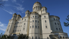 Οι Ρουμάνοι σπεύδουν να επισκεφθούν τον νέο καθεδρικό ναό, τη μεγαλύτερη στον κόσμο ορθόδοξη εκκλησία