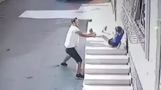 Άνδρας κυνηγά 7χρονο αγόρι στην Τουρκία, το χτυπάει και το πετάει στο έδαφος από ύψος - Σκληρό βίντεο από τη στιγμή της επίθεσης