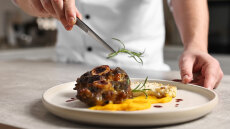 Συνελήφθη τηλεοπτικός σεφ για χρέη 350.000 ευρώ προς το Δημόσιο