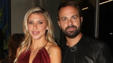 Ηλίας Βρεττός για τη σύζυγό του: Στους δυόμιση μήνες της έκανα πρόταση γάμου