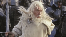 Ο Ίαν ΜακΚέλεν ανακοίνωσε ότι θα επιστρέψει στον ρόλο του Γκάνταλφ για τη νέα ταινία «Ο Άρχοντας των Δαχτυλιδιών»