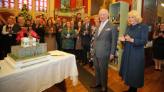 Τα 77α γενέθλιά του γιόρτασε ο βασιλιάς Κάρολος, έσβησε τούρτα… κάστρο - Δείτε βίντεο