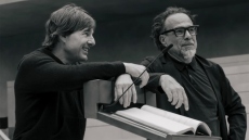 Ο Τομ Κρουζ ποζάρει με τον Αλεχάντρο Γκονζάλες Ινιάριτου: Ανυπομονώ να μοιραστώ μαζί σας τη νέα μας ταινία
