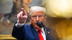 Σύντομα θα ξεκινήσουμε επιθέσεις σε στόχους στο έδαφος της Βενεζουέλας, θα τσακίσουμε τα καθάρματα, λέει ο Τραμπ