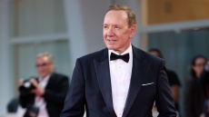 Aπό την αποθέωση του Χόλιγουντ στην παρακμή: Πώς ο Κέβιν Σπέισι κατέληξε να περιφέρεται με μια βαλίτσα