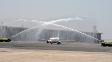 O λόγος που τα πυροσβεστικά βρέχουν με νερό τα αεροπλάνα που προσγειώνονται - Τι είναι το water salute