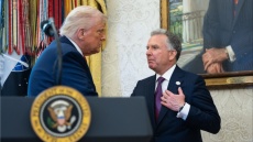 Γουίτκοφ και Κούσνερ ενημέρωσαν τον πρόεδρο Τραμπ για τις συνομιλίες τους με τον Πούτιν