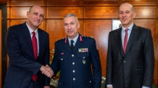 Κράνη για τους μοτοσυκλετιστές της αστυνομίας δώρισαν οι Παναγιώτης και Γιώργος Αγγελόπουλος