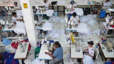 Διεθνής Αμνηστία: Προτρέπει κολοσσούς της ένδυσης να λάβουν μέρα για τα δικαιώματα των εργαζομένων