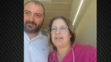 «Γύρισα το κάθισμα και απλά τράβηξα το παιδί» λέει η μητέρα από το Ηράκλειο που γέννησε μέσα στο αυτοκίνητο