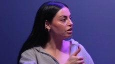 Η Αλεξανδράκη εξήγησε γιατί τσακώθηκε με τον Αλεξάνδρου και αποκάλυψε ότι «έχει κάνει κάτι» με τον Σπαλιάρα