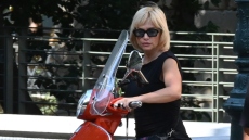 «Ο νόμος είναι νόμος και ισχύει για όλους» λέει η Ζουγανέλη που βρέθηκε να οδηγεί μηχανάκι έχοντας καταναλώσει αλκοόλ
